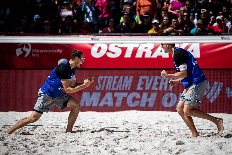 Ostrava Turnaj Pro Tour kategorie Elite v plážovém volejbalu, 28. května 2022 v Ostravě. (zleva) Ondřej Perušič a David Schweiner z ČR.