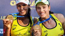 Slavnostní ceremoniál. FIVB Světové série v plážovém volejbalu J&T Banka Ostrava Beach Open, 2. června 2019 v Ostravě. Na snímku (zleva) Eduarda Santos Lisboa Duda (BRA), Agatha Bednarczuk (BRA).