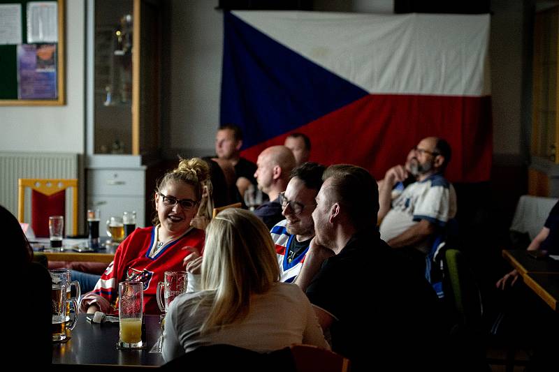 Restaurace Racek v Ostravě-Výškovicích v sobotu 11. května, v čase hokejového zápasu Česko - Norsko (MS v hokeji 2019).