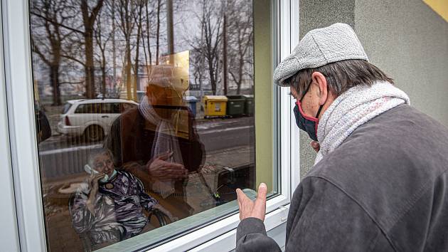 Telefonní kukátko, způsob, jakým se mohou vidět a slyšet klienti Domova Iris se svými návštěvami, 3. prosince 2020 v Ostravě.