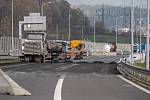 Na dálnici D1 u Ostravy nastoupili silničáři a vozovku provizorně opravují, řidiči proto musí po dálnici jezdit rychlostí 60 kilometrů v hodině, tedy v podstatě jako městem!