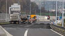 Na dálnici D1 u Ostravy nastoupili silničáři a vozovku provizorně opravují, řidiči proto musí po dálnici jezdit rychlostí 60 kilometrů v hodině, tedy v podstatě jako městem!