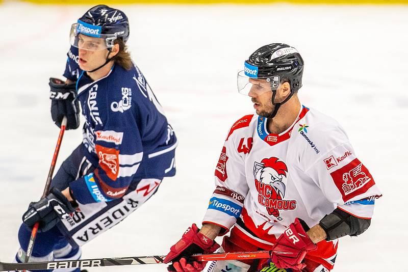 Utkání předkola play off hokejové extraligy - 2. zápas: HC Vítkovice Ridera - HC Olomouc. Zleva Samuel Bitten z Vítkovic a David Krejčí z Olomouce.