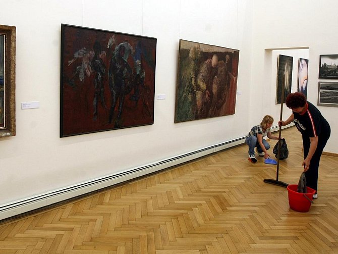 Z výstavy Přírustky 2001–2010 v ostravském Domě umění, před vernisáží. 
