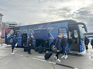Fotbalisté Baníku Ostrava vyrazili na soustředění do Turecka. Mužstvo i realizační tým ráno odcestovali autobusem z Ostravy do Vídně, odkud odpoledne poletí do Antalye.