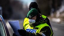 Policie ČR a vojáci začali nařízením vlády ČR kontrolovat, jestli lidé dodržují nová protiepidemická opatření omezující volný pohyb mezi okresy. 6. března 2021 v Nové Bělé.