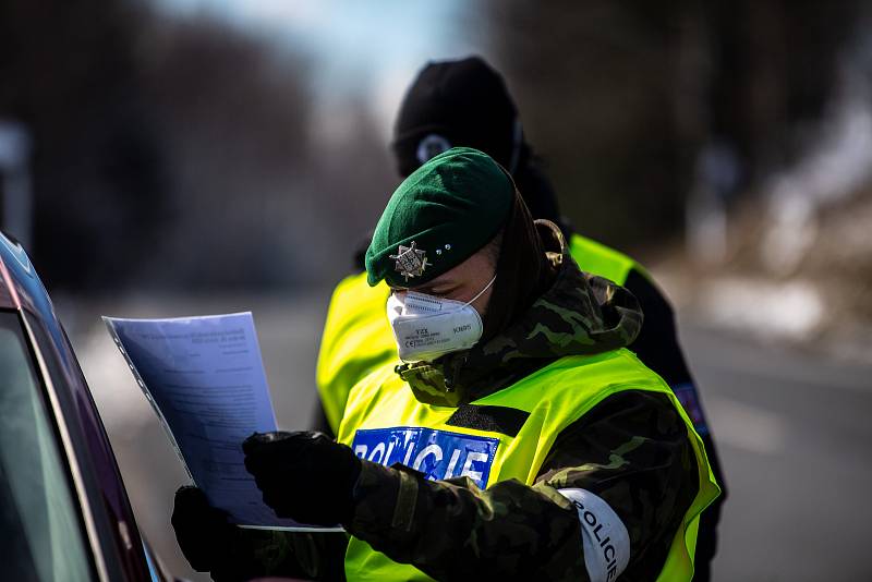 Policie ČR a vojáci začali nařízením vlády ČR kontrolovat, jestli lidé dodržují nová protiepidemická opatření omezující volný pohyb mezi okresy. 6. března 2021 v Nové Bělé.