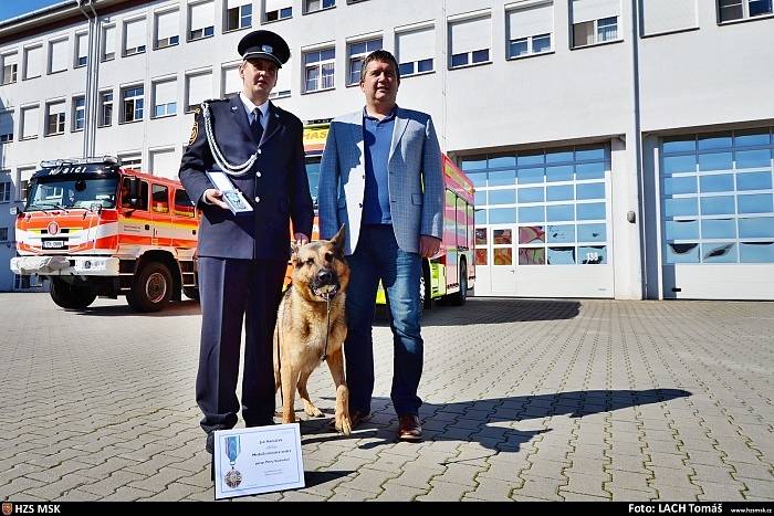 Čtyři nové cisterny předal ve středu Hasičskému záchrannému sboru Moravskoslezského kraje (HZS MSK) ministr Jan Hamáček. Ten ocenil i hasičského psovoda.