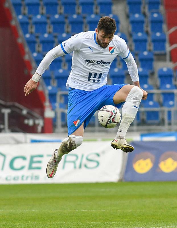 Fotbalisté Baníku Ostrava (v modro-bílém) v duelu 28. kola FORTUNA:LIGY s Mladou Boleslaví (2:1). Stoper Patrizio Stronati.