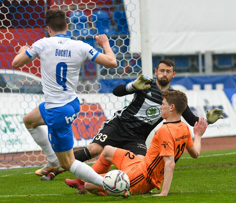 Fotbalisté Baníku Ostrava (v modro-bílém) v duelu 28. kola FORTUNA:LIGY s Mladou Boleslaví (2:1). David Buchta se snaží zakončit.