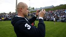 Fotbalista Martin Lukeš se v sobotu po čtvrtstoletí rozloučil s Baníkem Ostrava. Loučení však v pětatřicetiletém záložníkovi muselo zanechat pachuť hořkosti: za jeho čtyřiadvacetileté působení v Baníku mu vzdali dík pouze fanoušci.