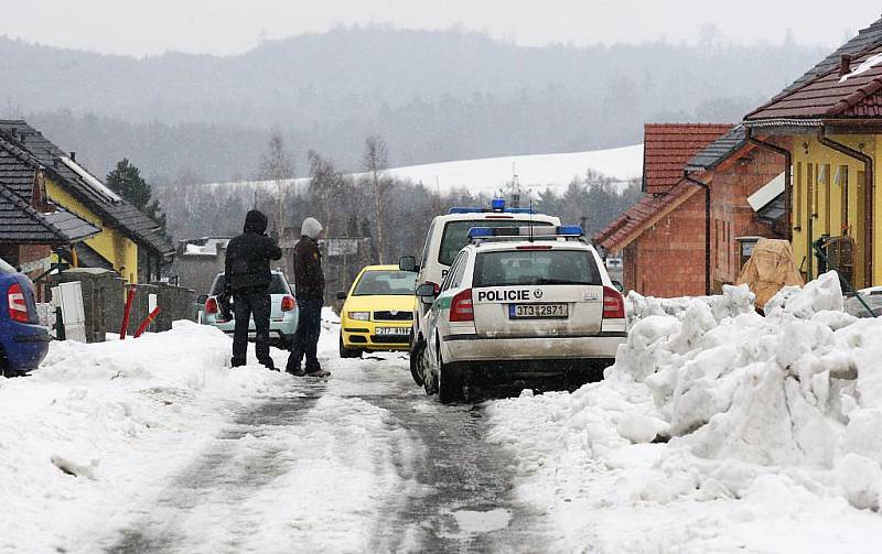 Požár stavební buňky v Dolní Lhotě způsobil smrt dvěma bezdomovcům. Hořet začalo v nočních hodinách, příčina požáru se vyšetřuje. Je možné, že za požárem byl alkohol u obou bezdomovců.