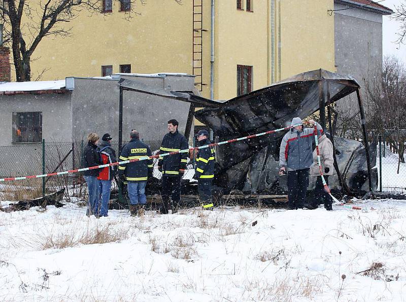 Požár stavební buňky v Dolní Lhotě způsobil smrt dvěma bezdomovcům. Hořet začalo v nočních hodinách, příčina požáru se vyšetřuje. Je možné, že za požárem byl alkohol u obou bezdomovců.