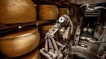Tradiční sklad sýrů společnosti Gran Moravia, 11. srpna 2021 v Bevadoro, Itálie. Stroj na otáčení a čištění sýrů.