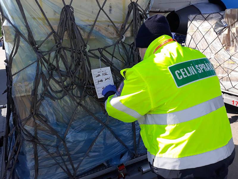 Ostravští celníci odbavili první leteckou zásilku s ochrannými pomůckami