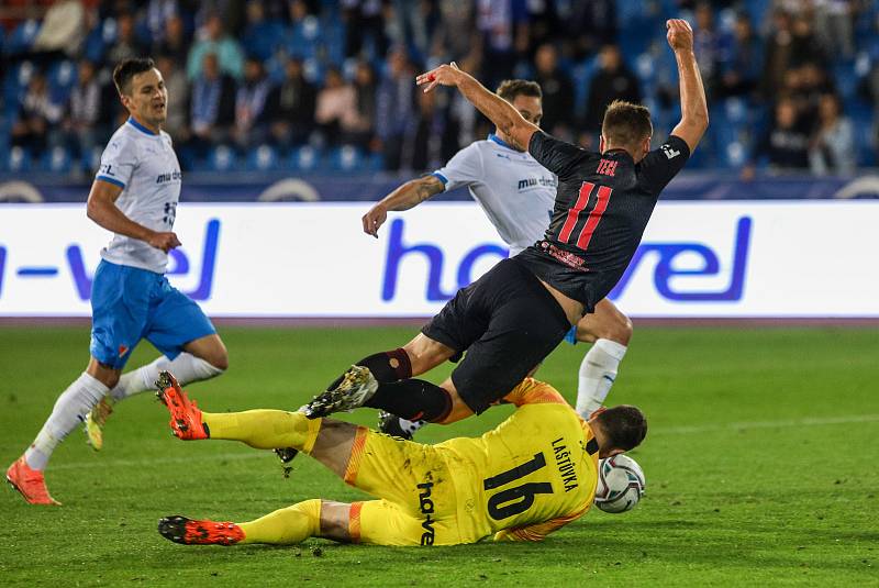 Utkání 6. kola fotbalové Fortuna ligy: FC Baník Ostrava - Slavia Praha, 4. října 2020 v Ostravě. Stanislav Tecl ze Slavie, Brankář Baníku Jan Laštůvka.