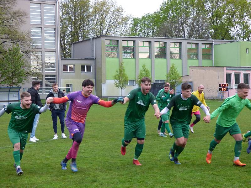 Fotbalisté Staré Bělé (v zeleném) zvítězili ve středečním finále Poháru MěFS Ostrava nad Ostravou-Jih 3:1.