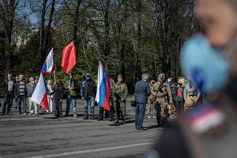 Čeští příznivci ruského motorkářského klubu Noční vlci se sešli u památníku vojáků Rudé armády v Komenského sadech, 30. dubna 2021 v Ostravě.