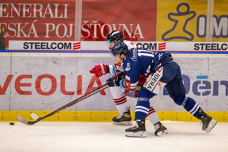 Utkání předkola play off hokejové extraligy - 2. zápas: HC Vítkovice Ridera - HC Olomouc. Zleva Michal Kunc z Olomouce a Marek Kalus z Vítkovic.