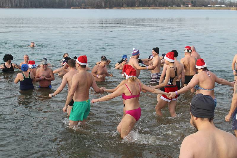 Novoroční ponor do vod Kališova jezera v Bohumíně-Šunychlu.