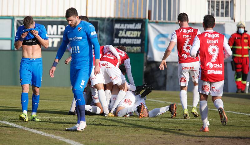 Fotbalové utkání Fortuna ligy mezi FK Pardubice (v červenobílém) a FC Baník Ostrava ( v modrém) na Městském stadionu Ďolíček v Praze. Baník prohrál 2:3. V popředí zklamaný Patrizio Stronati.