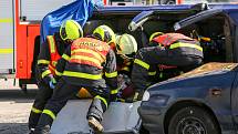 Dynamická ukázka HZS MSK na nedělních dnech NATO. Čtyřčlenné družstvo ve složení velitel, zdravotník a dva hasiči předvedli divákům zásah u dopravní nehody dvou osobních automobilů, v jednom z nich zůstala zaklíněná osoba.