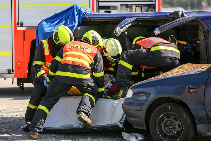 Dynamická ukázka HZS MSK na nedělních dnech NATO. Čtyřčlenné družstvo ve složení velitel, zdravotník a dva hasiči předvedli divákům zásah u dopravní nehody dvou osobních automobilů, v jednom z nich zůstala zaklíněná osoba.