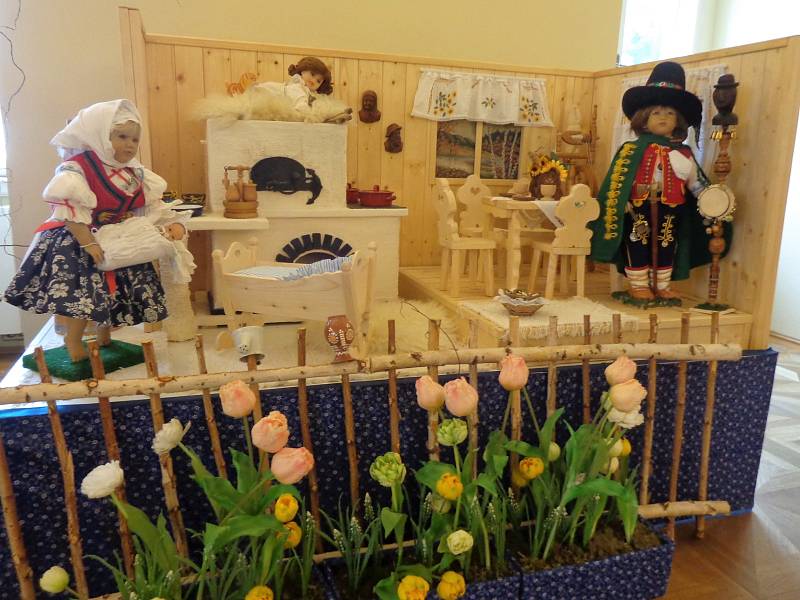 Expozice panenek ve valašských krojích a hravé vědy naleznete na holešovském zámku