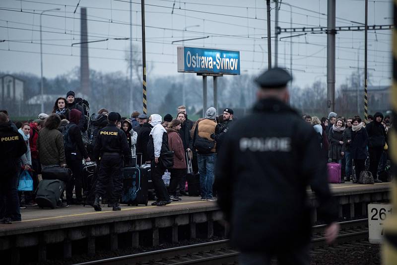 Anonym nahlásil ve vlacích společnosti RegioJet bombu. Policisté vyklidili vlakové nádraří v Ostravě-Svinově.