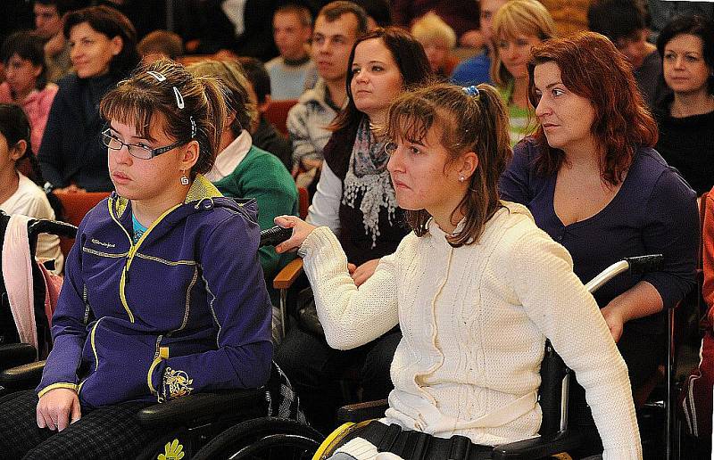 Děti z ústavů sociální péče strávily pondělní dopoledne ve společnosti známých herců Bolka Polívky a Pavla Lišky. Program plný písniček a zábavy pro ně už tradičně připravilo v Domě kultury Akord v Zábřehu občanské sdružení Podkova. 