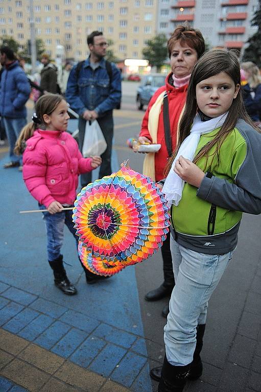 Desítky malých dětí přišly ve středu vpodvečer v doprovodu rodičů ke kruhovému objezdu na porubské Hlavní třídě. 