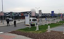 Policisté v regionu museli v neděli uzavřít několik marketů kvůli anonymní hrozbě bombou.