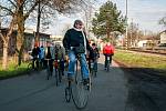 Nadšenci z Klubu českých velocipedistů z Ostravy-Hrabové dnes na vlakovém nádraží ve Vratimově převzali betlémské světlo a rozváželi jej dál po městě. Na starých bicyklech, dvoukole i „kostitřasu“.