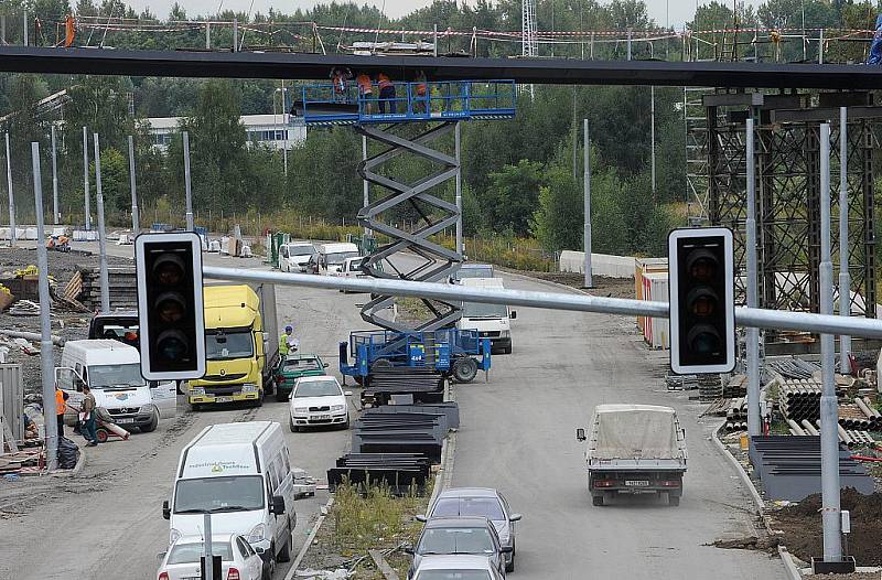 Otevření Karoliny ovlivní dopravu v centru města. Rozšíří se i městská hromadná doprava. Přivede se tam další linka trolejbusů a přibude i nová tramvajová zastávka u finančního úřadu v ulici 28. října.  