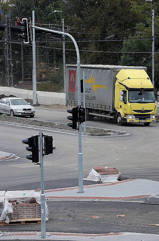 Otevření Karoliny ovlivní dopravu v centru města. Rozšíří se i městská hromadná doprava. Přivede se tam další linka trolejbusů a přibude i nová tramvajová zastávka u finančního úřadu v ulici 28. října.  