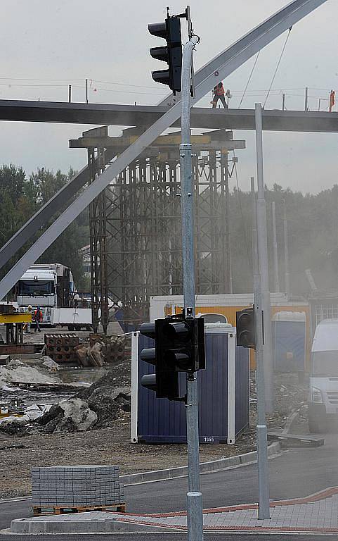 Otevření Karoliny ovlivní dopravu v centru města. Rozšíří se i městská hromadná doprava. Přivede se tam další linka trolejbusů a přibude i nová tramvajová zastávka u finančního úřadu v ulici 28. října.  