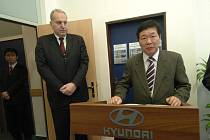 Slavnostního zahájení provozu náborového centra se zúčastnili hejtman kraje Evžen Tošenovský a nejvyšší šéf společnosti Hyundai Motoro Manufacturing Czech Kim Eok-Jo
