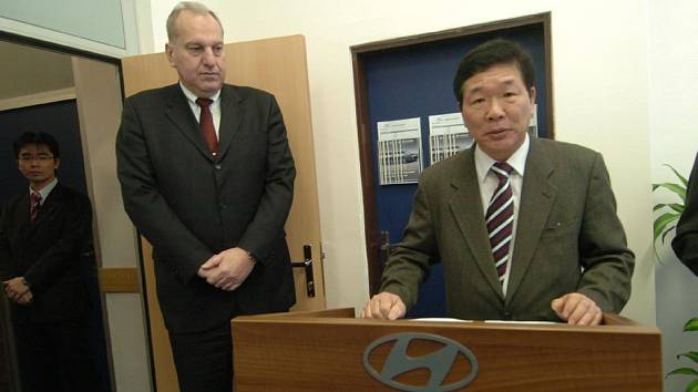 Slavnostního zahájení provozu náborového centra se zúčastnili hejtman kraje Evžen Tošenovský a nejvyšší šéf společnosti Hyundai Motoro Manufacturing Czech Kim Eok-Jo