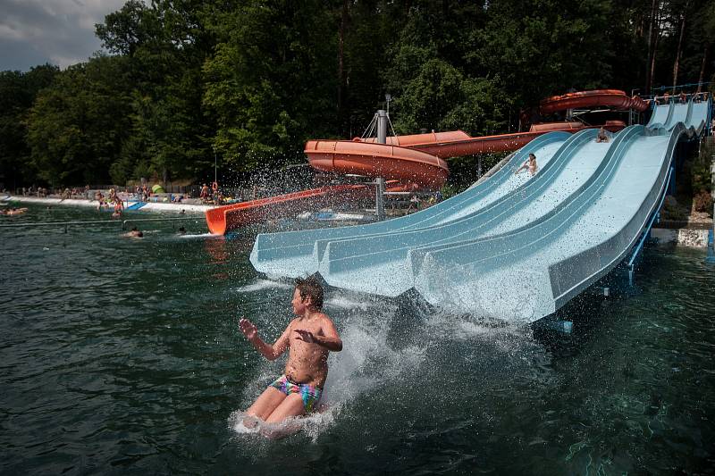 Návštěvníci na letním koupališti v Porubě si užívají teplé dny, 30. července 2018 v Ostravě