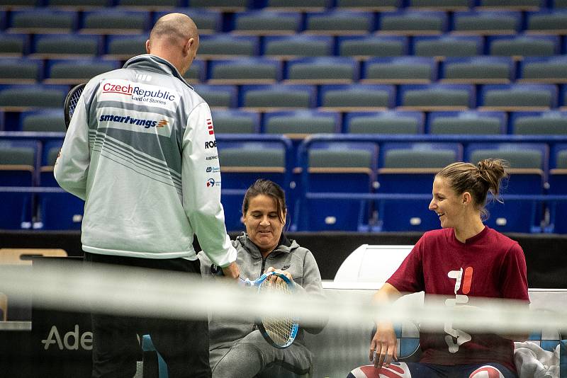 Karolína Plíšková a její trenérka Conchita Martínezová a Petr Pála na tréninku českých tenistek před utkáním 1. kola Světové skupiny Fed Cupu proti Rumunsku, 6. února 2019 v Ostravě.