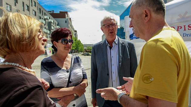 Prezidentský kandidát Jiří Drahoš měl v Ostravě program zaplněnými besedami a navštívil i podnik PODA. Podpořila jej i manželka Eva.