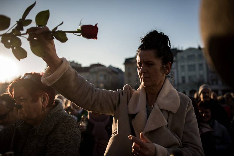 Fanoušci Věry Špinarové se v úterý po šesté hodině sešli v Ostravě na Masarykově náměstí, kde vytvořili zpěvačce pietní místo.