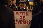 Stovky lidí přišly na demonstraci před magistrát v Ostravě na podporu Ukrajiny a proti ruské agresi, 1. března 2022.