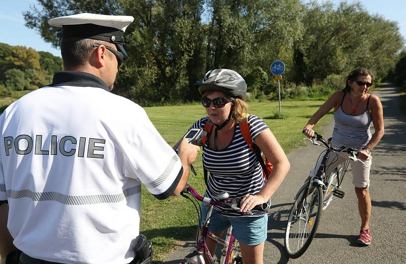 Kontrola alkoholu u cyklistů. Ilustrační snímek.