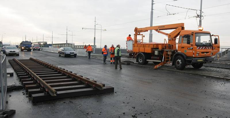 Modernizace tramvajové tratí omezí i auta. Snímek z rekonstrukce svinovských mostů v roce 2012. Ilustrační foto.