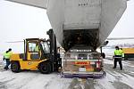 Vykládka nákladního letounu AN 26 ve službách DHL na letišti v Mošnově