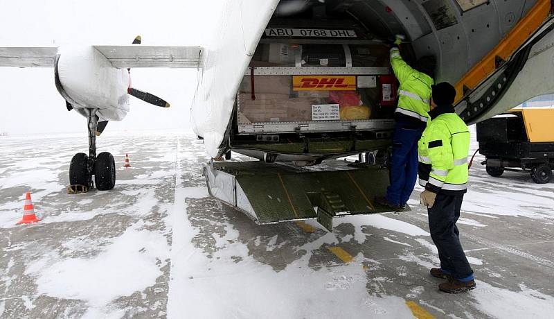 Vykládka nákladního letounu AN 26 ve službách DHL na letišti v Mošnově