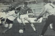 Na snímku Milan Duhan dává druhý gól, vítkovický Lubomír Vlk se snaží akci zabránit marně.
