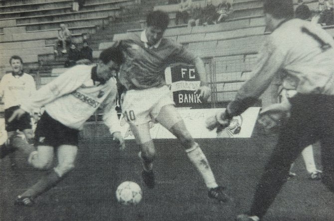 Na snímku Milan Duhan dává druhý gól, vítkovický Lubomír Vlk se snaží akci zabránit marně.