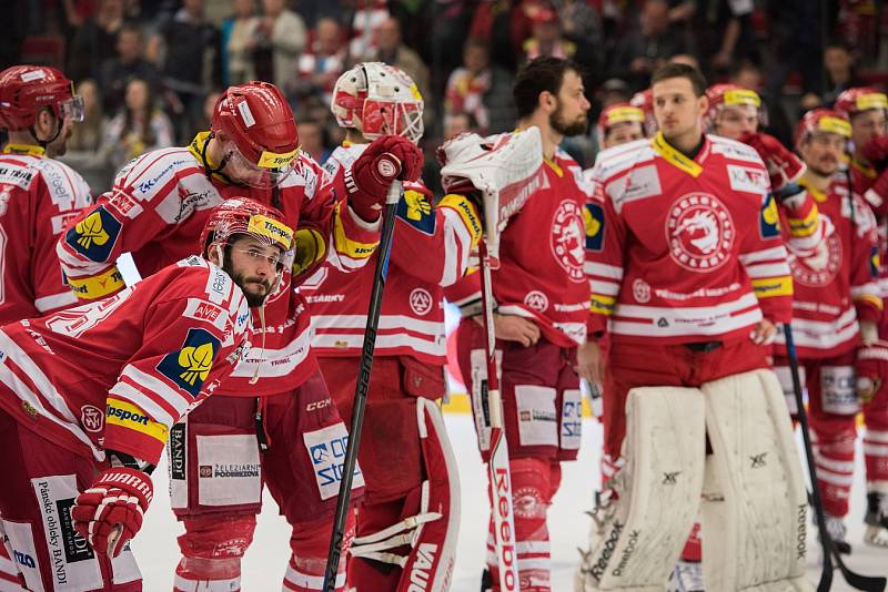 Sedmý - rozhodující - finálový zápas hokejové extraligy. Třinci vítězství uniklo, titul slavil Litvínov.